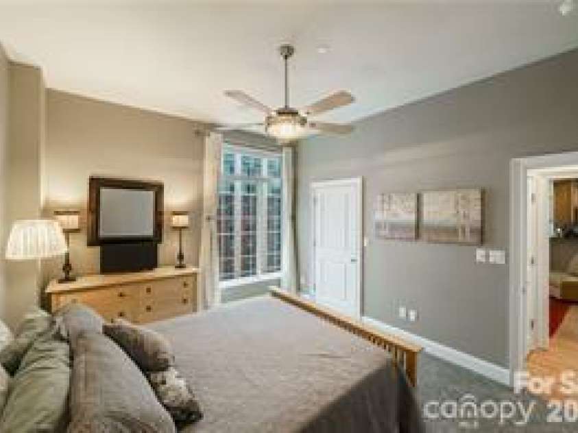 435 Tryon Street, Charlotte, NC 28202.  MLS# CAR4404607, YatesRealty ID 10172. 