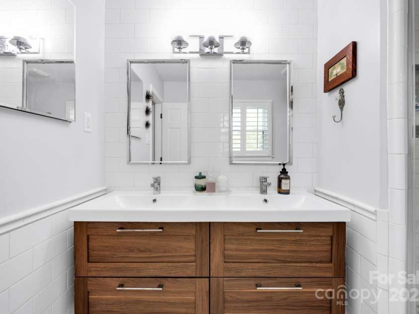 4937 Broken Saddle Lane, Charlotte, NC 28226.  MLS# CAR4244000, YatesRealty ID 10175. Beautifully updated!