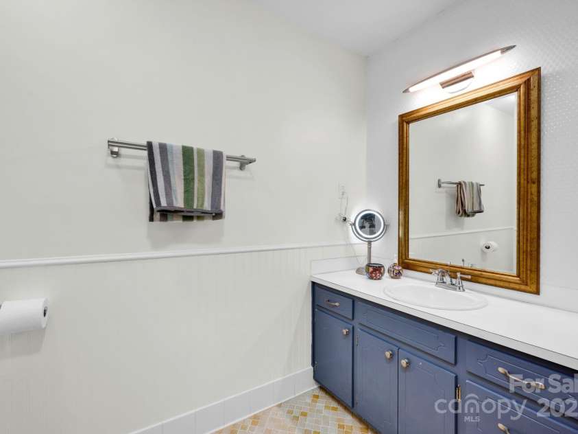 4937 Broken Saddle Lane, Charlotte, NC 28226.  MLS# CAR4244000, YatesRealty ID 10175. Full bath.