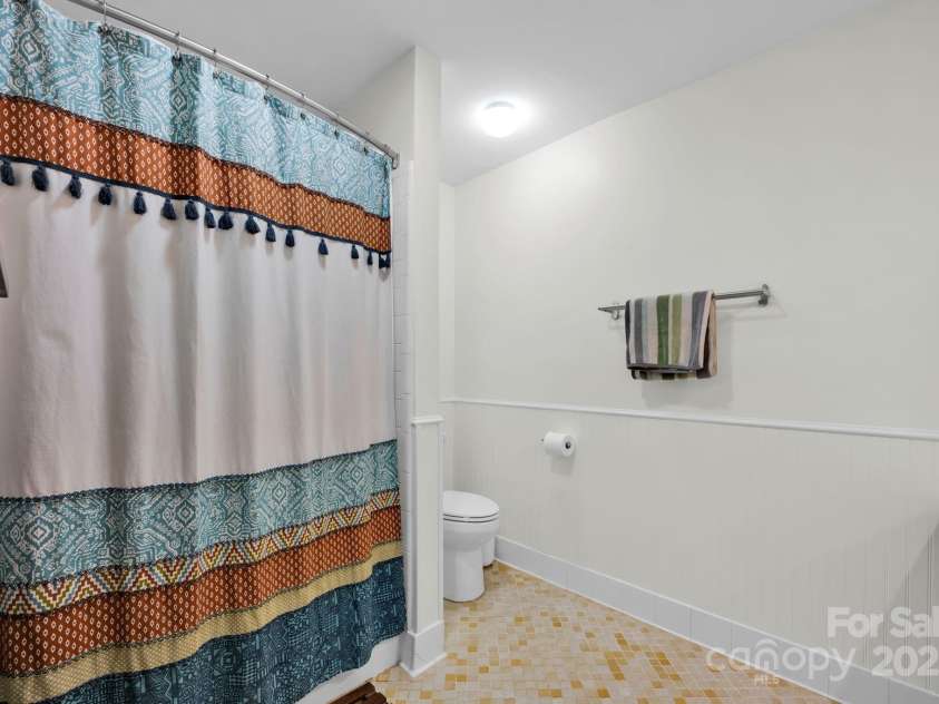 4937 Broken Saddle Lane, Charlotte, NC 28226.  MLS# CAR4244000, YatesRealty ID 10175. Full bath with tub/shower combo.