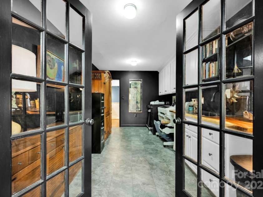 4937 Broken Saddle Lane, Charlotte, NC 28226.  MLS# CAR4244000, YatesRealty ID 10175. Great space that can be many things! Includes a sink, wood bar top, tons of storage and a washer and dryer hook up!