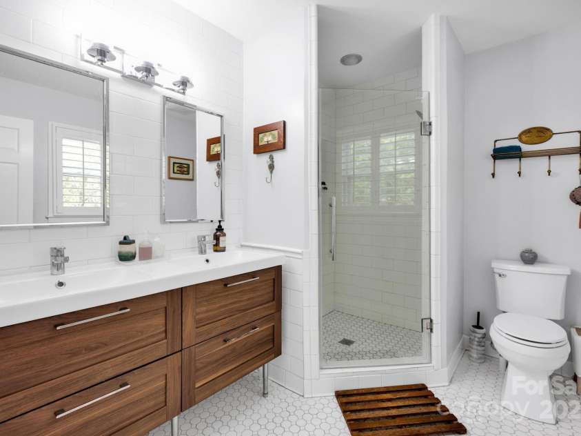 4937 Broken Saddle Lane, Charlotte, NC 28226.  MLS# CAR4244000, YatesRealty ID 10175. Primary en-suite bath