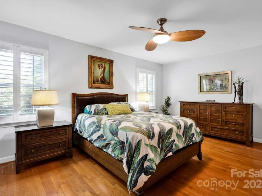 4937 Broken Saddle Lane, Charlotte, NC 28226.  MLS# CAR4244000, YatesRealty ID 10175. Upper primary bedroom with en-suite bath.