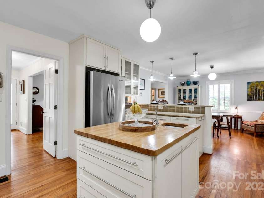 4937 Broken Saddle Lane, Charlotte, NC 28226.  MLS# CAR4244000, YatesRealty ID 10175. View of the foyer and dining area.