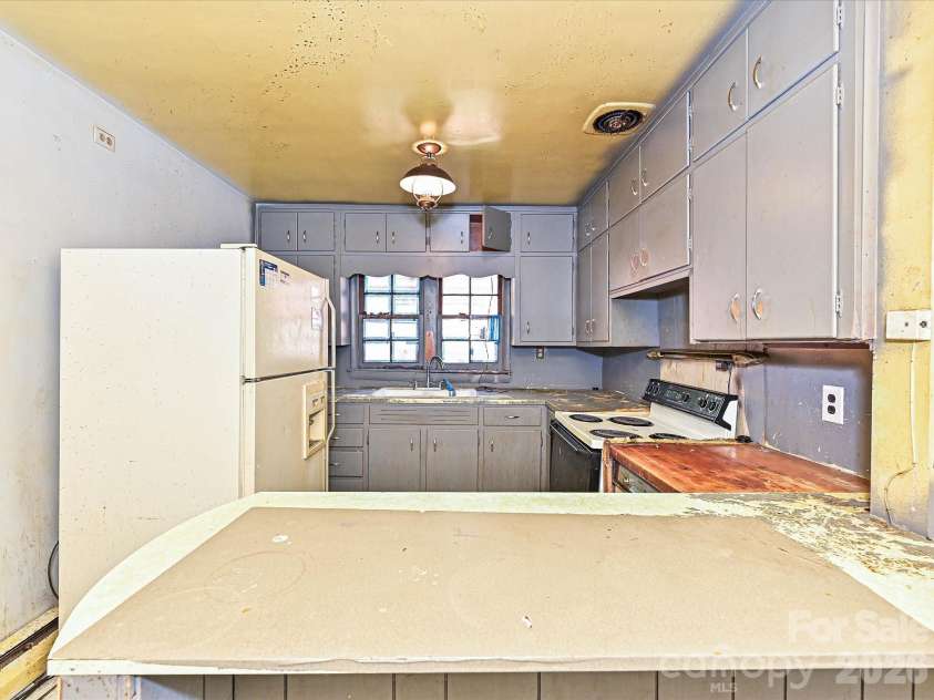2629 Ringwood Street, Charlotte, NC 28208.  MLS# CAR4364721, YatesRealty ID 10176. 
