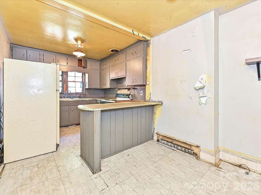 2629 Ringwood Street, Charlotte, NC 28208.  MLS# CAR4364721, YatesRealty ID 10176. 