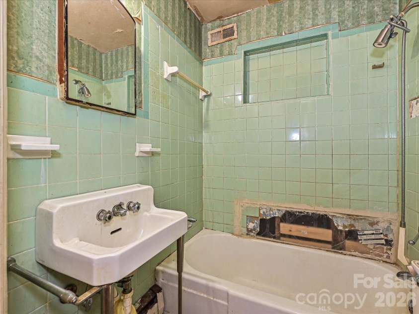 2629 Ringwood Street, Charlotte, NC 28208.  MLS# CAR4364721, YatesRealty ID 10176. Hall Bath