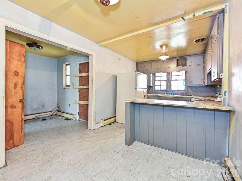 2629 Ringwood Street, Charlotte, NC 28208.  MLS# CAR4364721, YatesRealty ID 10176. Kitchen
