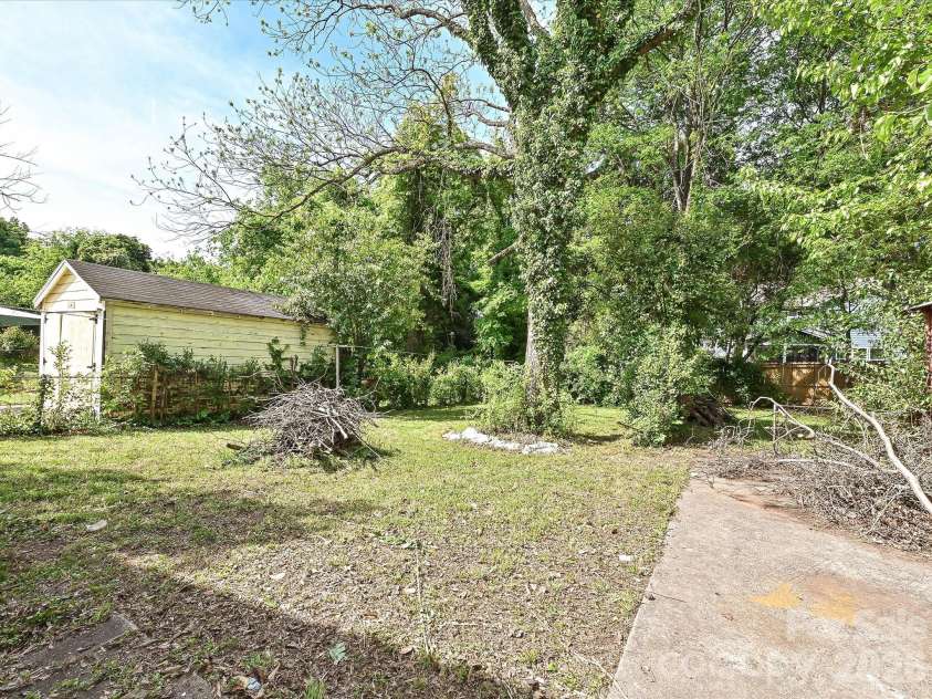2629 Ringwood Street, Charlotte, NC 28208.  MLS# CAR4364721, YatesRealty ID 10176. Spacious and private back yard