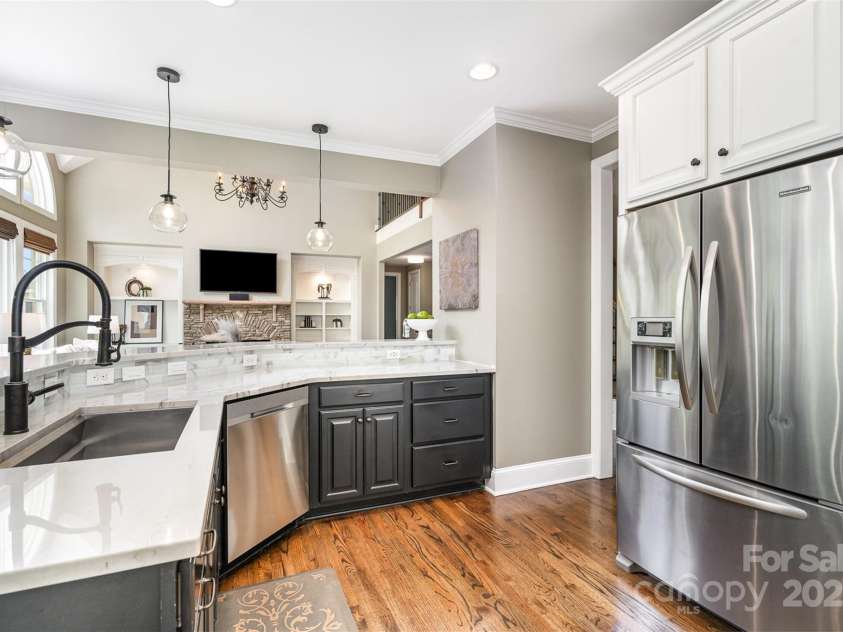 3306 Delamere Drive, Matthews, NC 28104.  MLS# CAR4247095, YatesRealty ID 10176. Beautiful quartzite counters