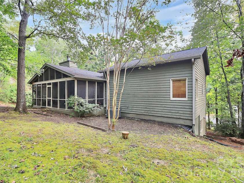 16 Woodvine Lane, Clover, SC 29710.  MLS# CAR4303329, YatesRealty ID 10180. 