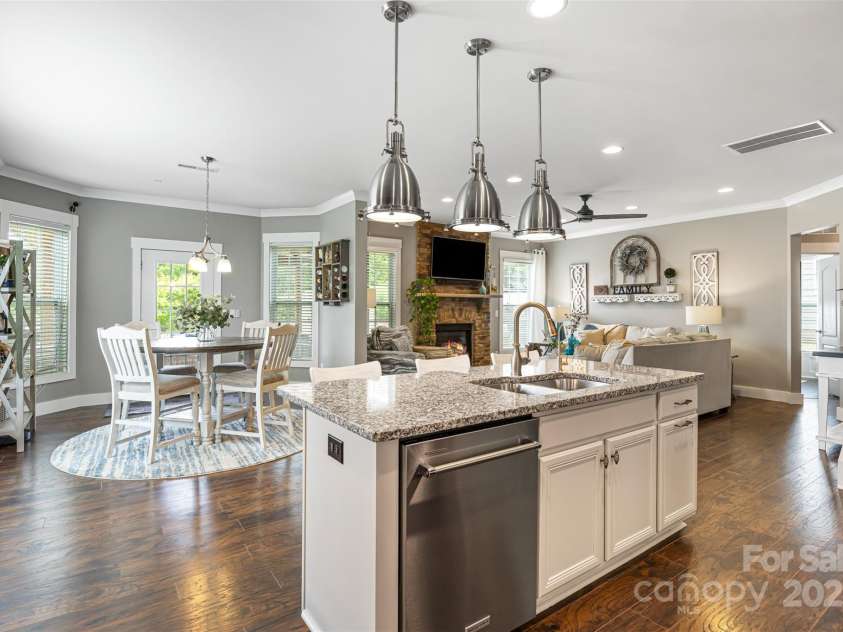 487 Hawks Creek Parkway, Fort Mill, SC 29708.  MLS# CAR4246089, YatesRealty ID 10180. Kitchen open to living room