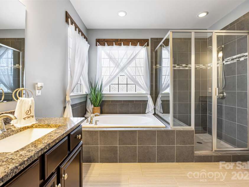 487 Hawks Creek Parkway, Fort Mill, SC 29708.  MLS# CAR4246089, YatesRealty ID 10180. Primary bath room