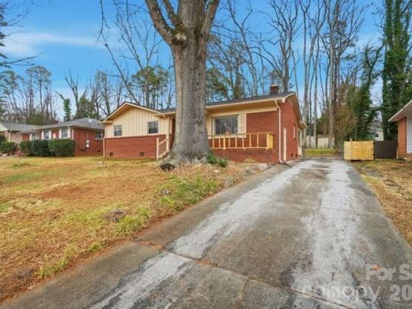 5326 Dolphin Lane, Charlotte, NC 28215.  MLS# CAR4333511, YatesRealty ID 10184. 