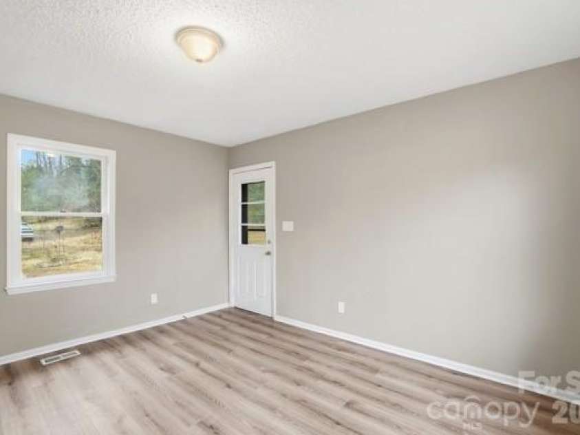 5326 Dolphin Lane, Charlotte, NC 28215.  MLS# CAR4333511, YatesRealty ID 10184. 