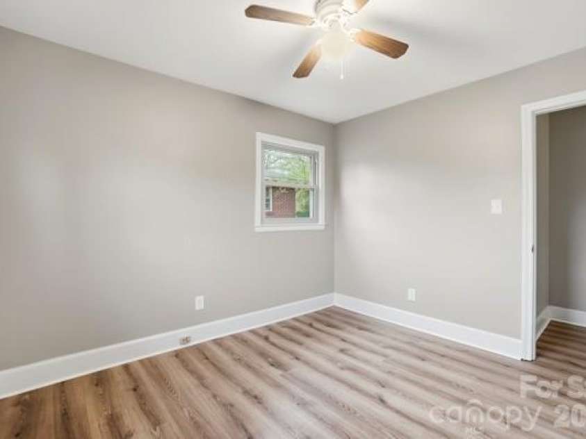 5326 Dolphin Lane, Charlotte, NC 28215.  MLS# CAR4333511, YatesRealty ID 10184. 