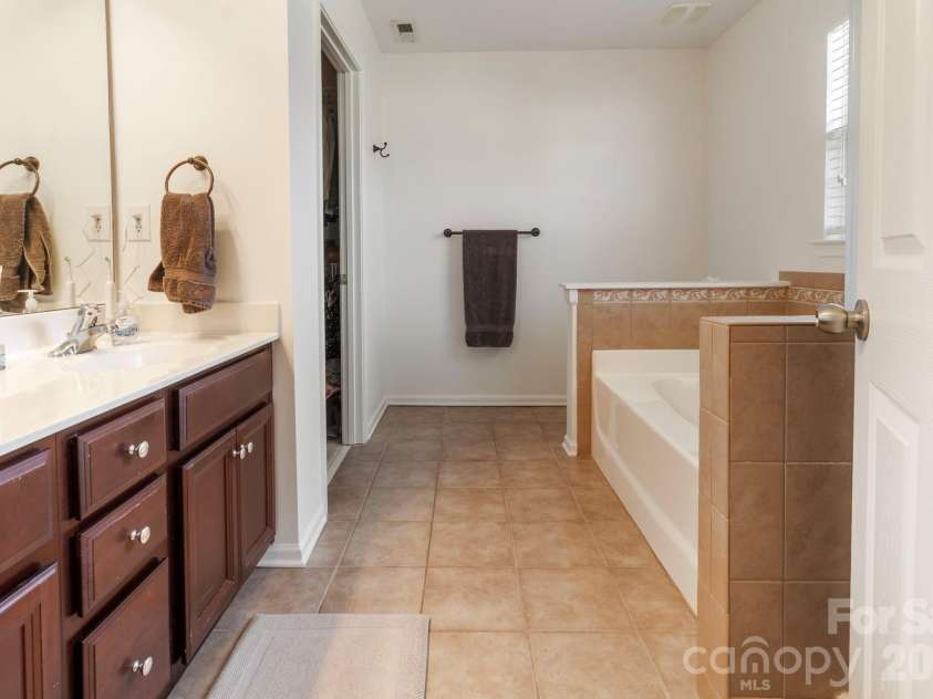 2318 Whitford Lane, Charlotte, NC 28210.  MLS# CAR4342474, YatesRealty ID 10185. 