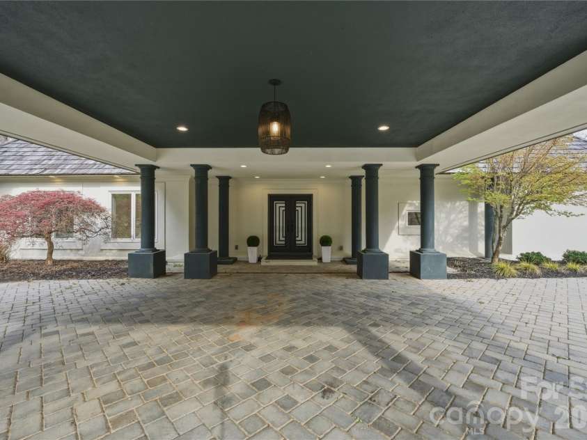 1417 Wendover Road, Charlotte, NC 28211.  MLS# CAR4360289, YatesRealty ID 10189. Front Entry 
