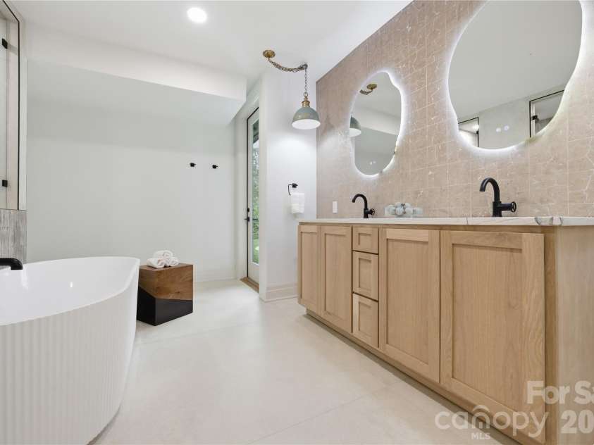 1417 Wendover Road, Charlotte, NC 28211.  MLS# CAR4360289, YatesRealty ID 10189. Primary Bathroom 