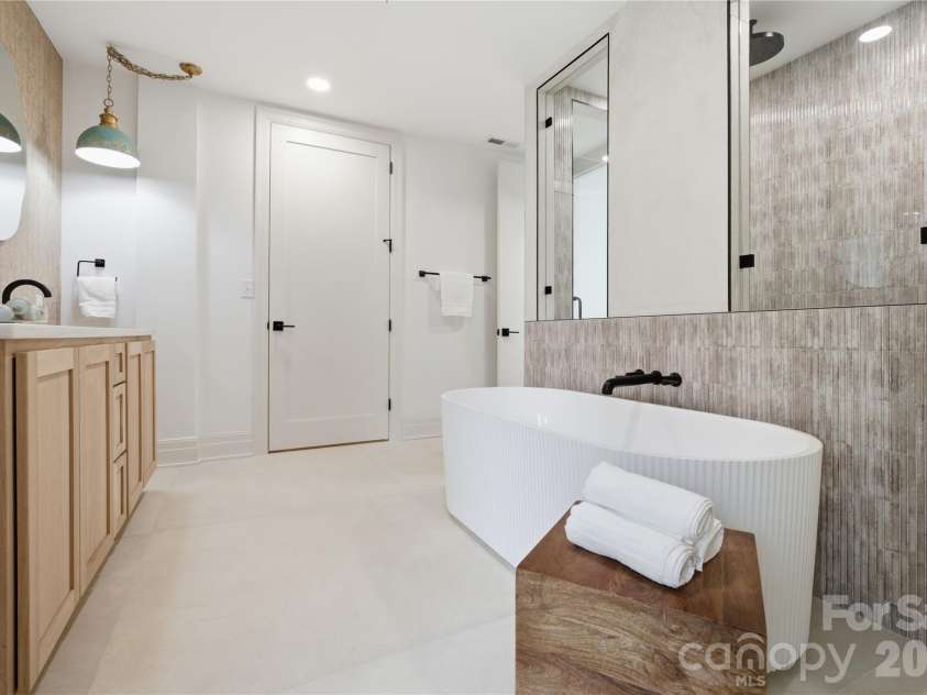 1417 Wendover Road, Charlotte, NC 28211.  MLS# CAR4360289, YatesRealty ID 10189. Primary Bathroom 