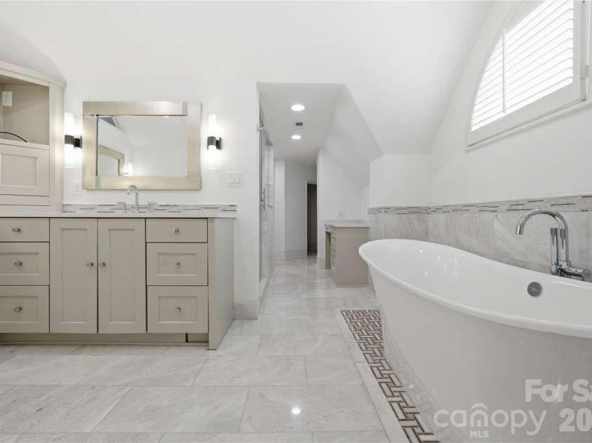1417 Wendover Road, Charlotte, NC 28211.  MLS# CAR4360289, YatesRealty ID 10189. Primary Bathroom 