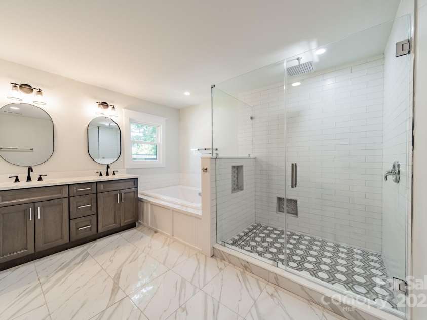 2025 Euclid Avenue, Charlotte, NC 28203.  MLS# CAR4250314, YatesRealty ID 10189. 