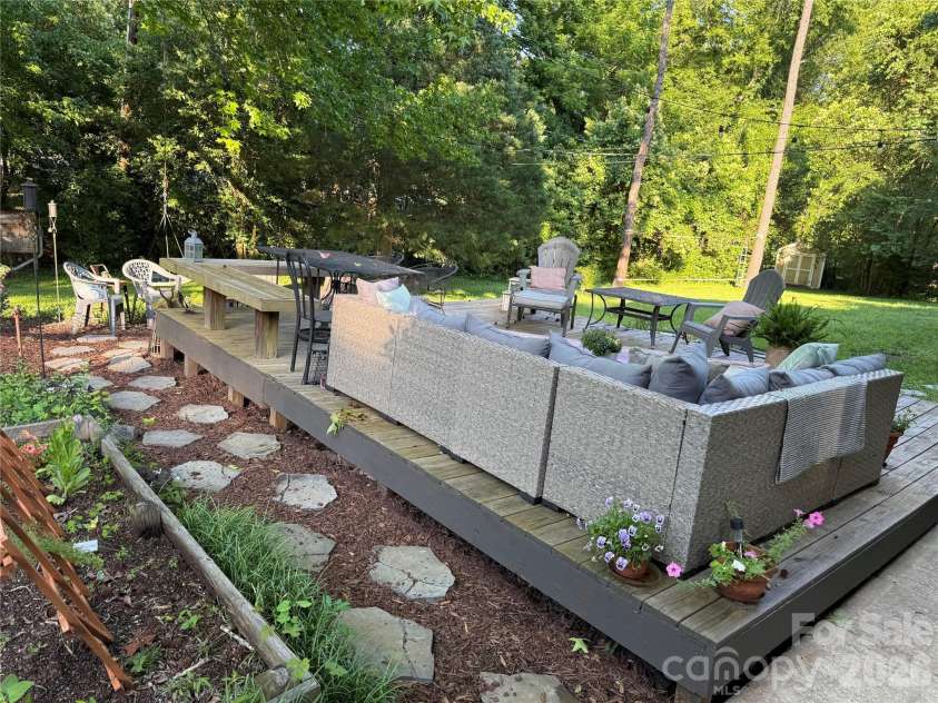 6701 Rugby Lane, Charlotte, NC 28226.  MLS# CAR4360947, YatesRealty ID 10191. 