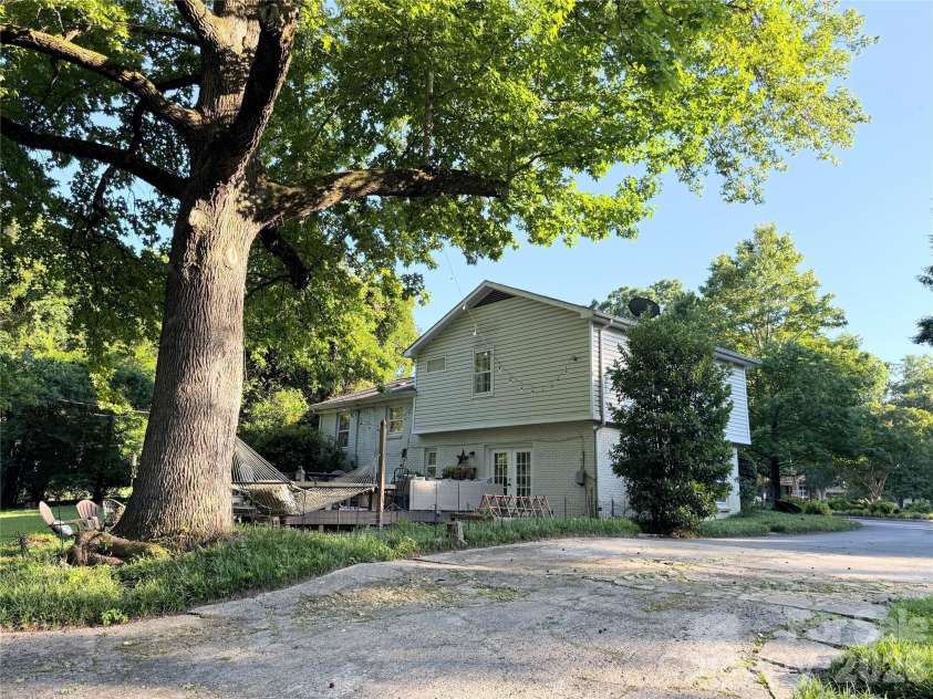 6701 Rugby Lane, Charlotte, NC 28226.  MLS# CAR4360947, YatesRealty ID 10191. 