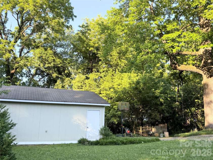 6701 Rugby Lane, Charlotte, NC 28226.  MLS# CAR4360947, YatesRealty ID 10191. 