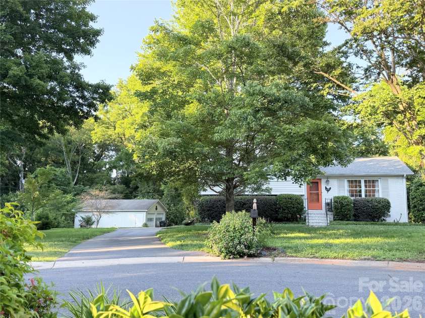 6701 Rugby Lane, Charlotte, NC 28226.  MLS# CAR4360947, YatesRealty ID 10191. 