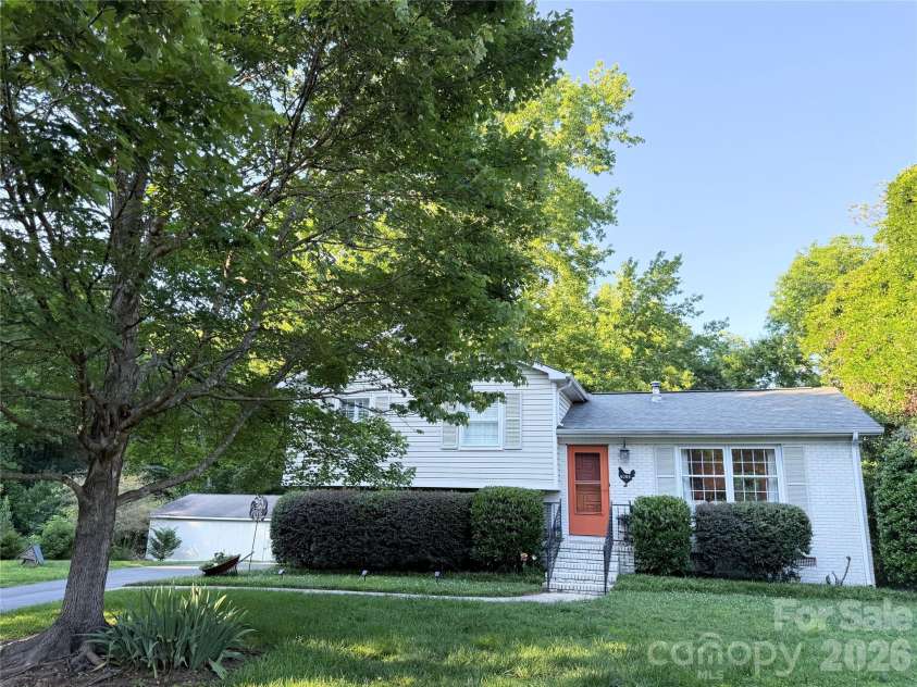 6701 Rugby Lane, Charlotte, NC 28226.  MLS# CAR4360947, YatesRealty ID 10191. 