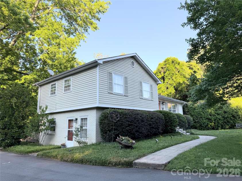 6701 Rugby Lane, Charlotte, NC 28226.  MLS# CAR4360947, YatesRealty ID 10191. 