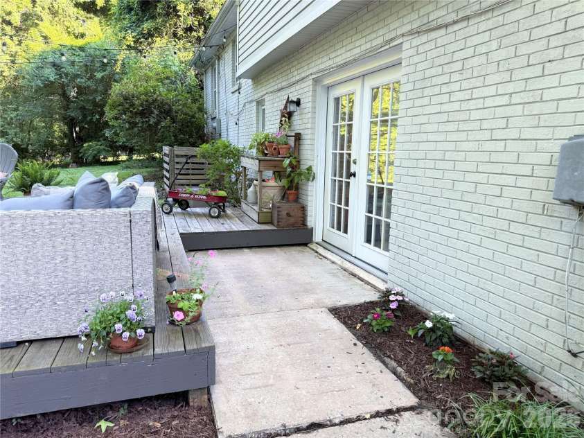 6701 Rugby Lane, Charlotte, NC 28226.  MLS# CAR4360947, YatesRealty ID 10191. 