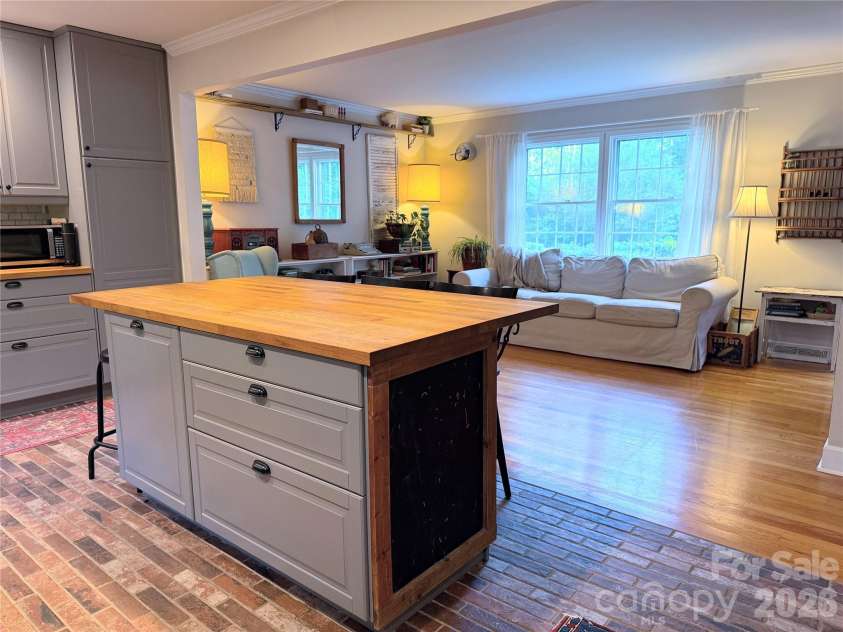 6701 Rugby Lane, Charlotte, NC 28226.  MLS# CAR4360947, YatesRealty ID 10191. 