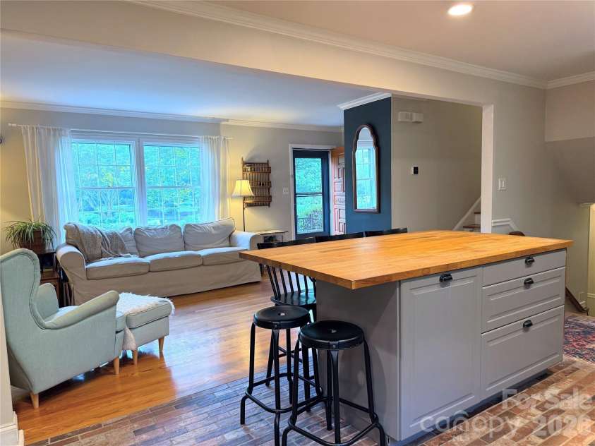 6701 Rugby Lane, Charlotte, NC 28226.  MLS# CAR4360947, YatesRealty ID 10191. 