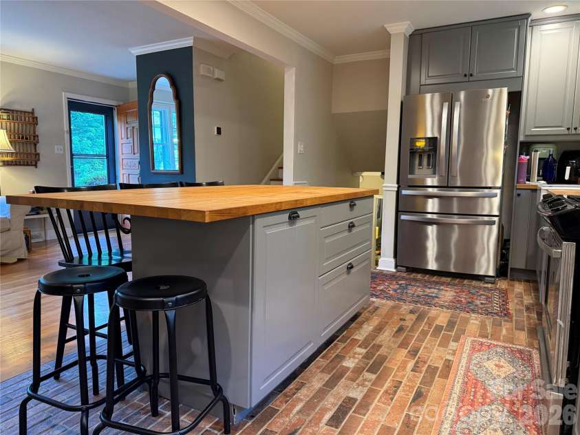 6701 Rugby Lane, Charlotte, NC 28226.  MLS# CAR4360947, YatesRealty ID 10191. 