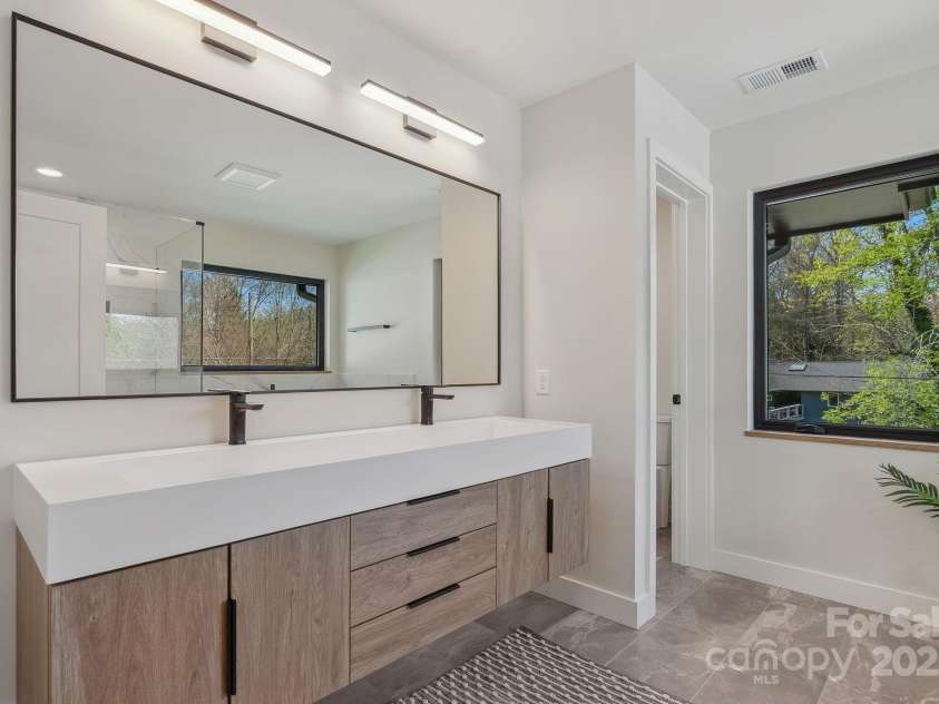 512 Tenth Street, Black Mountain, NC 28711.  MLS# CAR4247173, YatesRealty ID 10193. Double-Faucet Incline Trough Sink