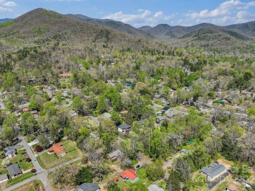 512 Tenth Street, Black Mountain, NC 28711.  MLS# CAR4247173, YatesRealty ID 10193. Incredible Location