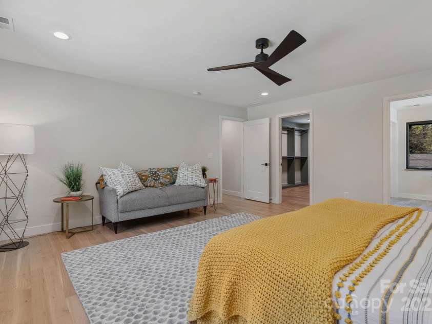 512 Tenth Street, Black Mountain, NC 28711.  MLS# CAR4247173, YatesRealty ID 10193. Incredibly Spacious