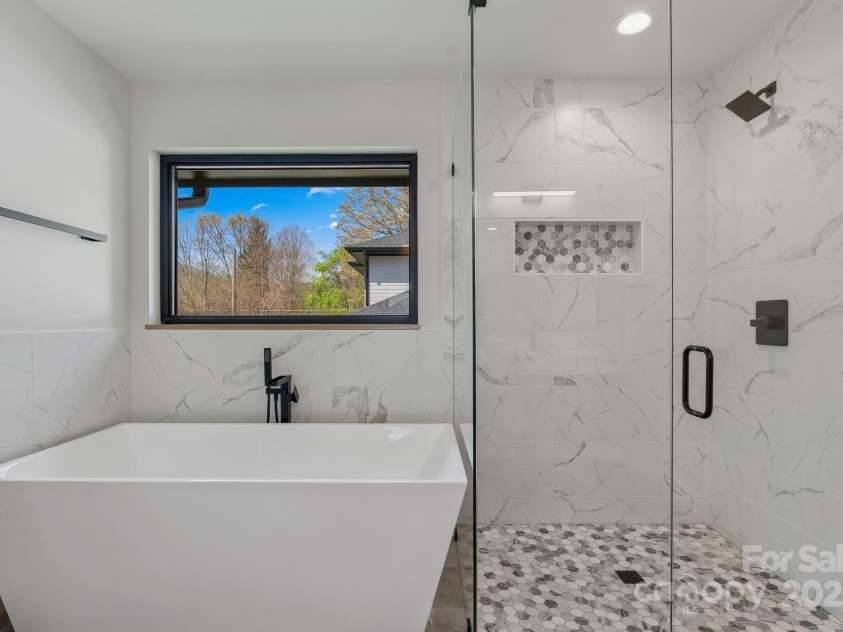 512 Tenth Street, Black Mountain, NC 28711.  MLS# CAR4247173, YatesRealty ID 10193. Primary Walk-in Shower * Tiled Walls
