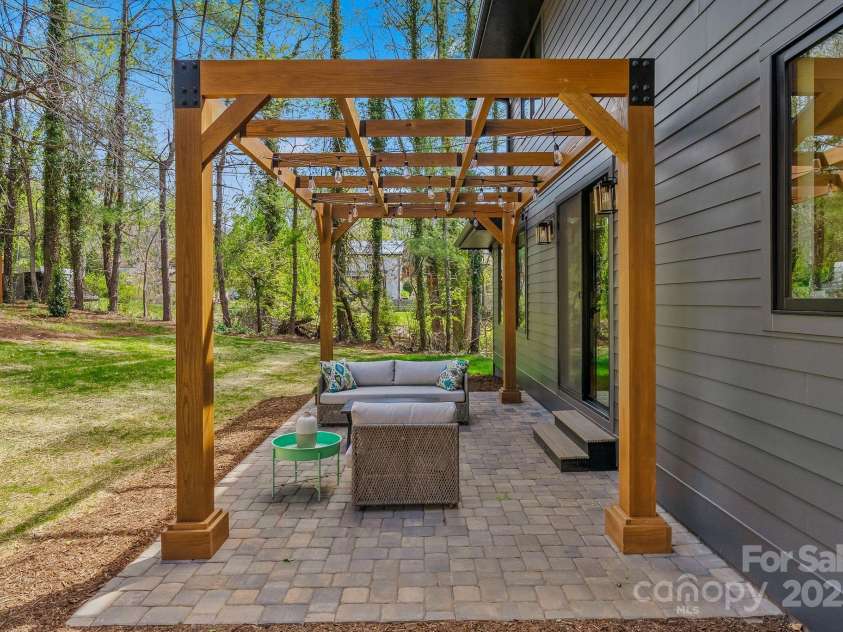 512 Tenth Street, Black Mountain, NC 28711.  MLS# CAR4247173, YatesRealty ID 10193. Wonderful Outdoor Living Area