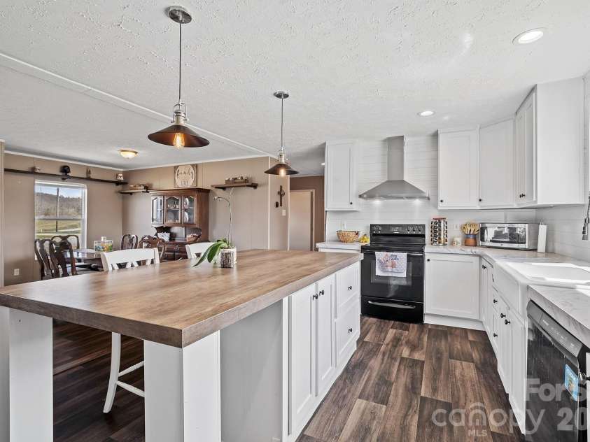 59 Alberto Way, Hendersonville, NC 28792.  MLS# CAR4364931, YatesRealty ID 10193. 