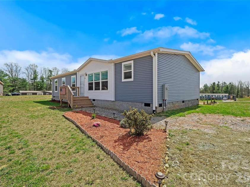 59 Alberto Way, Hendersonville, NC 28792.  MLS# CAR4364931, YatesRealty ID 10193. 