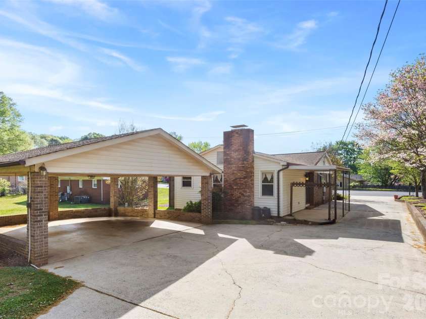 1696 Hoffman Road, Gastonia, NC 28054.  MLS# CAR4365110, YatesRealty ID 10195. 