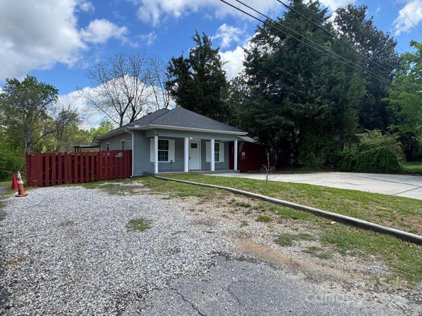 402 California Street, York, SC 29745.  MLS# CAR4246393, YatesRealty ID 10196. 