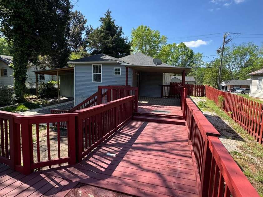 402 California Street, York, SC 29745.  MLS# CAR4246393, YatesRealty ID 10196. 