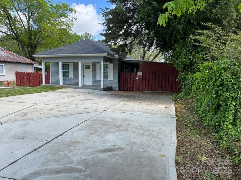 402 California Street, York, SC 29745.  MLS# CAR4246393, YatesRealty ID 10196. 