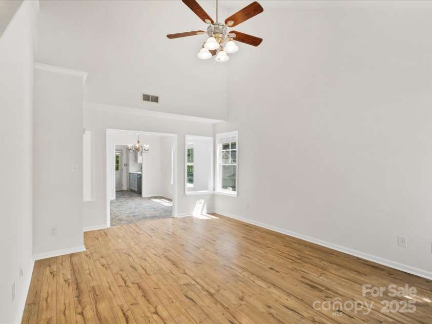 6647 Vlosi Drive, Charlotte, NC 28226.  MLS# CAR4249804, YatesRealty ID 10197. 