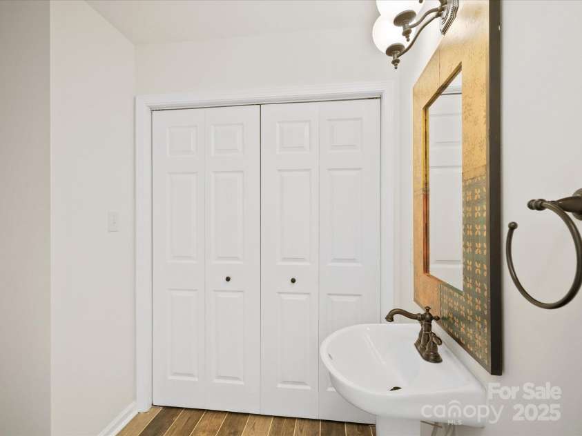 6647 Vlosi Drive, Charlotte, NC 28226.  MLS# CAR4249804, YatesRealty ID 10197. 