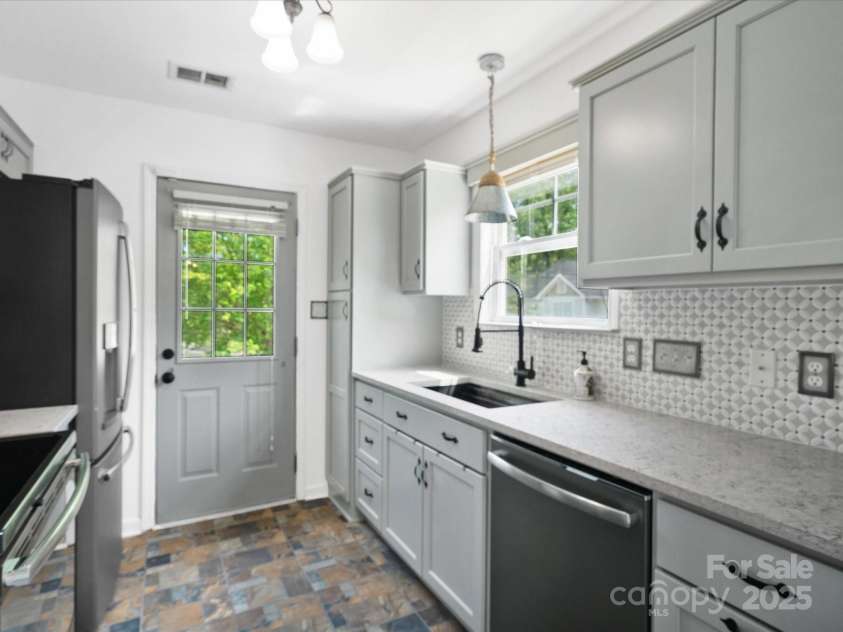 6647 Vlosi Drive, Charlotte, NC 28226.  MLS# CAR4249804, YatesRealty ID 10197. 